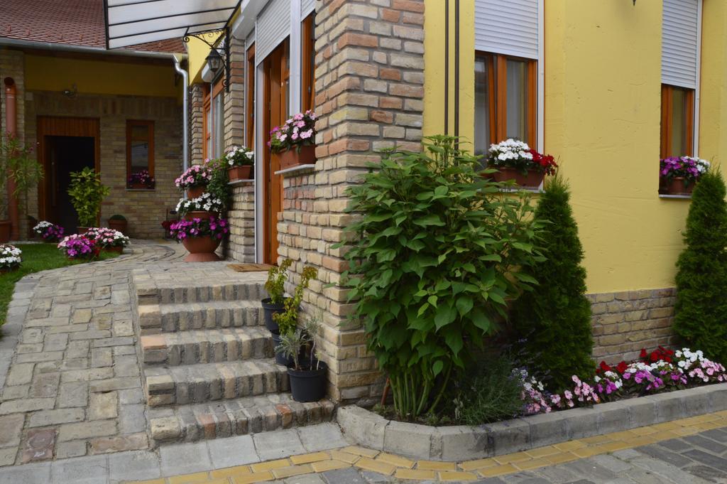 Mediterrán Vendégház Kecskemét Exterior foto